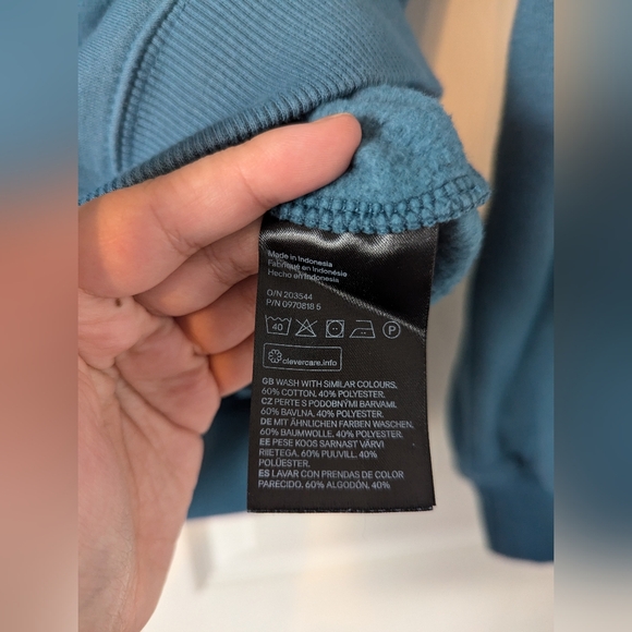 3/$20! H&M Mens Basic Crewneck Sweatshirt - Teal - Picture 9 of 13